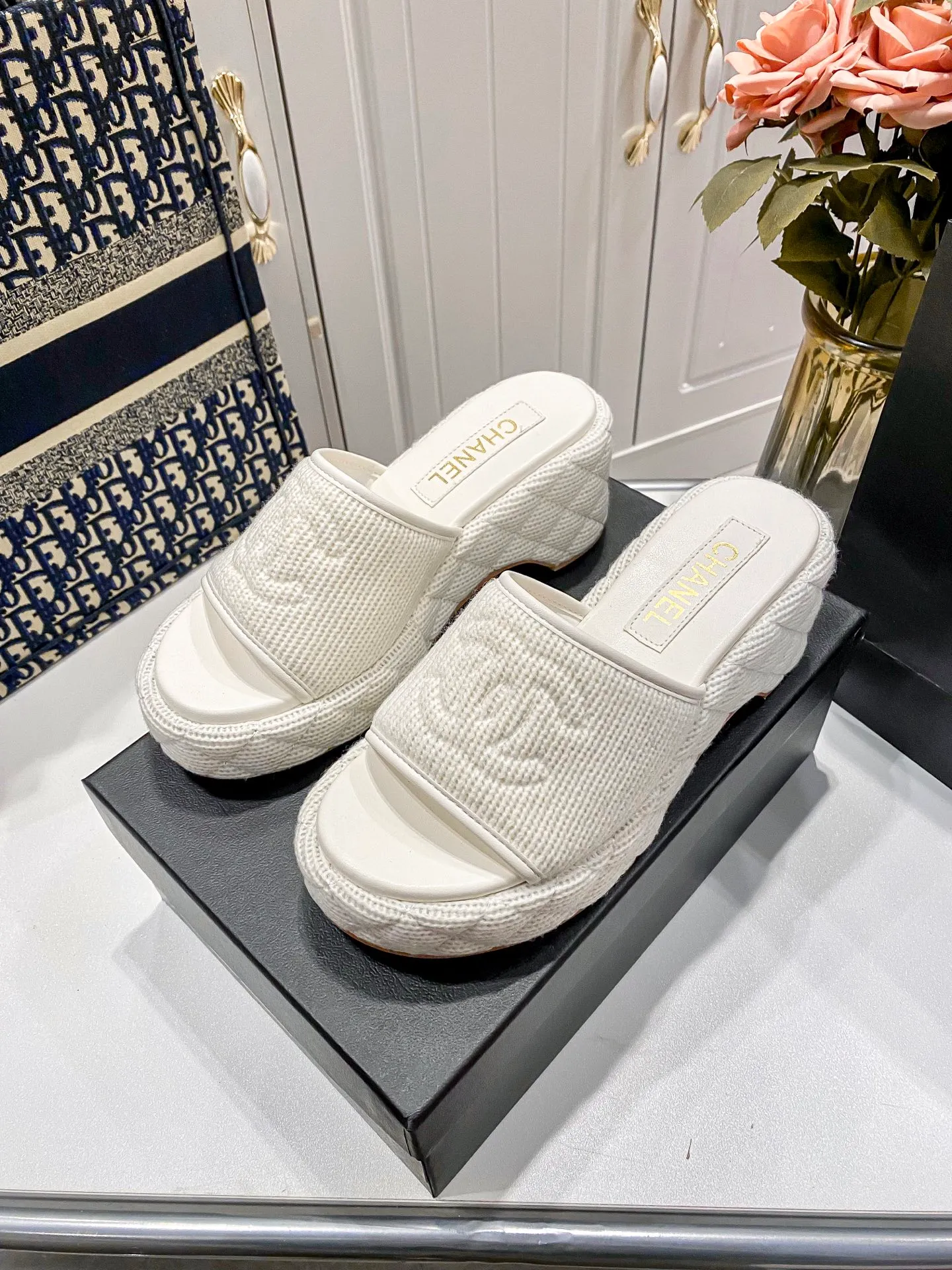 👟👟Ex-factory price 460👟👟Chanel 25C new early spring thick-soled slippers!  Top version! Early release. Thick sole design. 5cm heel height. Makes your legs longer in seconds. Original custom linen for the upper. Sheepskin for foot pads. Original genuine leather outsole. Size: 34-41. Customized. Non-returnable and non-exchangeable.